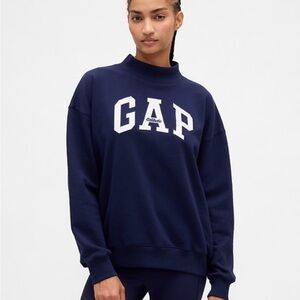 GAP Heavyweight French Terry Oversized
Mockneck Logo Sweatshirt